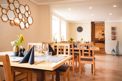 a dining room with a long table and chairs at Brauers Landarthotel GmbH in Daun