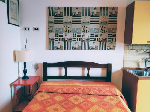 een slaapkamer met een bed en een wastafel bij Studio Rio Marina sul mare AC in Rio Marina