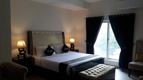 Кровать или кровати в номере MaryLeena Hotel Gulberg