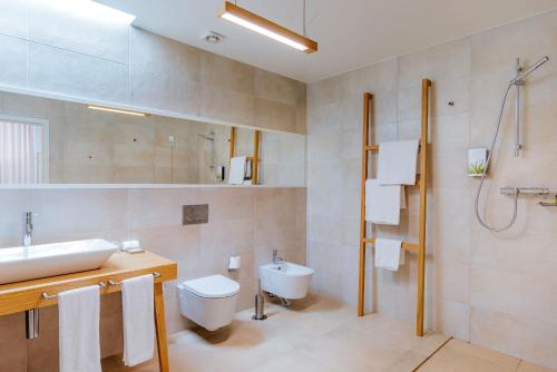 A bathroom at Pestana Ilha Dourada Hotel & Villas