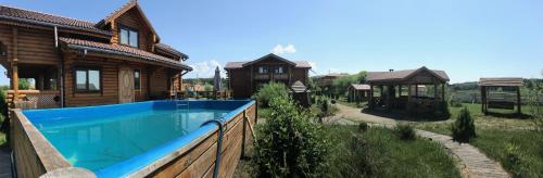 una casa con piscina en un patio en Cottage Radomyshl', en Radomyshlʼ