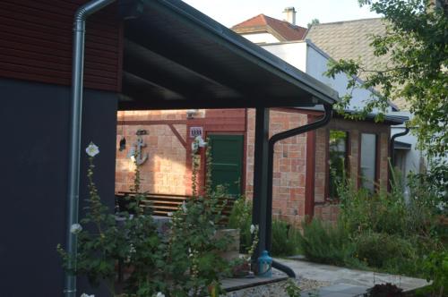 awning over a brick house with a green door at Bootshaus in Eisenstadt