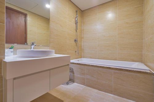 Koupelna v ubytování BunHomestay SPACIOUS 4 Bedroom CITY&SEA View 1 min walk to SEA