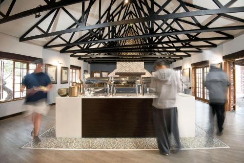 Hosté ubytování Gondwana Etosha Safari Lodge