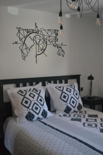 ブール・サン・モーリスにあるLe Plein Cielのベッドルーム1室(ベッド2台、白と黒の枕付)