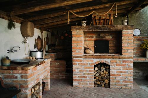 un horno de ladrillo con una pila de leña en La Mama Anica en Porumbacu de Sus