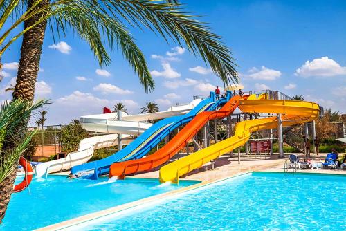 um escorrega aquático num resort com piscina em Appart Clim Wifi 700m de la Plage em Saidia 