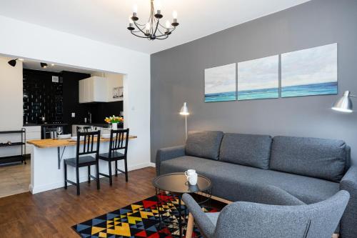 Posedenie v ubytovaní First Central Apartments by Noclegi Renters