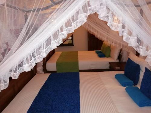Posteľ alebo postele v izbe v ubytovaní Suriya Homestay Mirissa