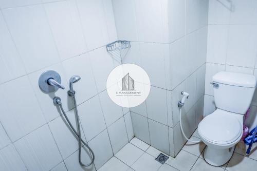 y baño con ducha y aseo. en Apartmen Soekarno Hatta by C Management 4, en Malang