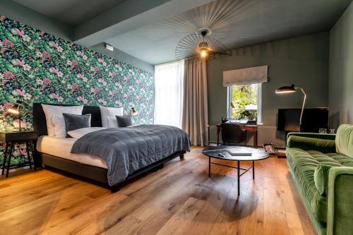 - une chambre avec un lit et un canapé dans l'établissement Landhaus Flottbek Boutique Hotel, à Hambourg