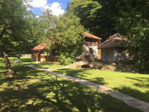Κήπος έξω από το Kuca za odmor Todorovica mlin
