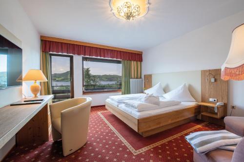 ein Hotelzimmer mit einem Bett und einem Schreibtisch in der Unterkunft Gasthof-Hotel Bramosen in Weyregg