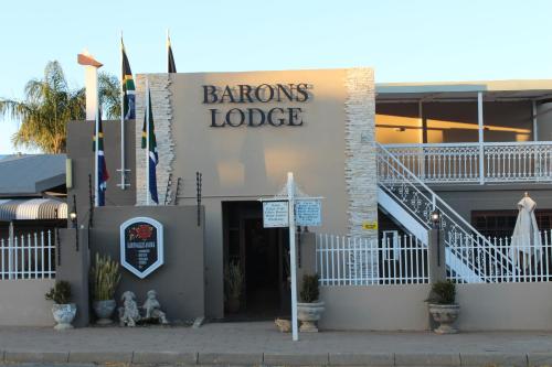 ein Gebäude mit einem Schild für eine Baron Lodge in der Unterkunft Barons Galley & Lodge in Hartswater