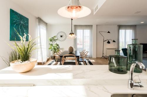 a kitchen and living room with a white counter top at Plaza de España Skyline in Madrid