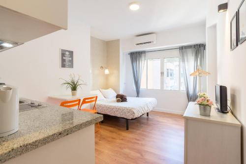 kuchnia i salon z kanapą i łóżkiem w obiekcie LU&CIA City Beach Malagueta 6 w Maladze