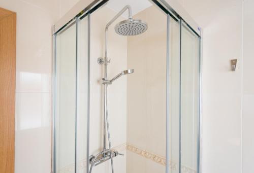 una ducha con puerta de cristal en un baño en Malagueta-Muelle 1 Puerto 1, en Málaga