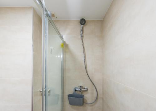 prysznic ze szklanymi drzwiami w łazience w obiekcie LU&CIA City Beach Malagueta 6 w Maladze
