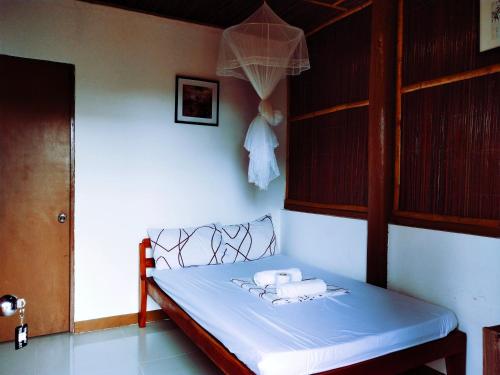 a bedroom with a bed in a room at Victordelia Hilltop Hostel in San Vicente