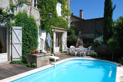 uma piscina em frente a uma casa em La Maison de Lise em Cajarc