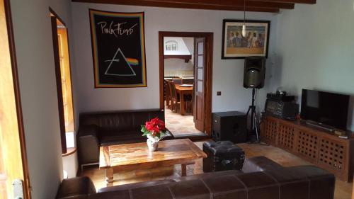 een woonkamer met een bank en een salontafel bij Vivienda Vacacional Casa Taganana in Taganana