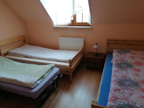 Katil atau katil-katil dalam bilik di Mazurska Knieja
