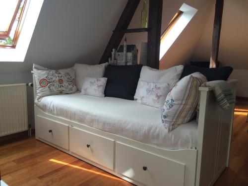 a white couch with pillows on it in a room at Apartments Braunschweig - Charlys Home - Küche - Fachwerk - Familie in Braunschweig
