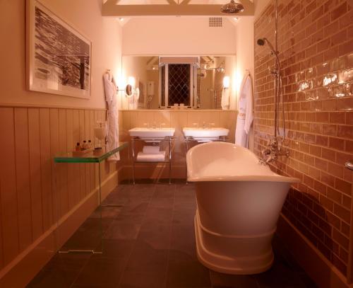 Uma casa de banho em Cliveden House - an Iconic Luxury Hotel