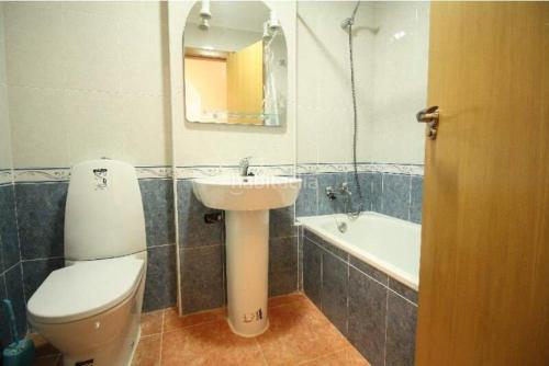 ein Badezimmer mit einem WC, einem Waschbecken und einer Badewanne in der Unterkunft APARTAMENTO CON TERRAZA 50M2，500M A LA PLAYA in Arenales del Sol