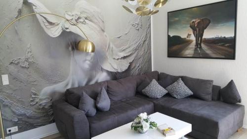 una sala de estar con sofá y una pintura de elefante en Ferienwohnung "Eisenach Stadtmitte", en Eisenach