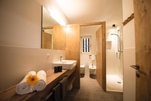 Bathroom sa Appartements Bergheim St Andrä bei Brixen