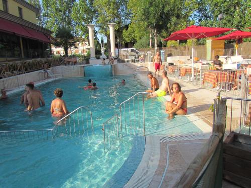 a group of children playing in a swimming pool at Sul Bacino in Massa Lombarda
