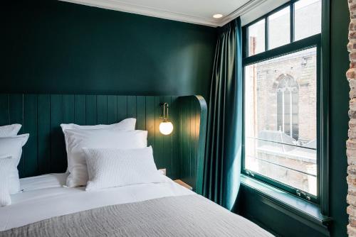 a green bedroom with a bed and a window at Cozy Pillow in Utrecht