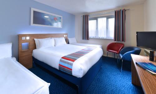 ウォーターフォードにあるTravelodge Waterfordのベッドとテレビがあるホテルの部屋