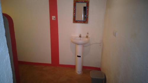 Bilik mandi di Auberge Aain Nakhla