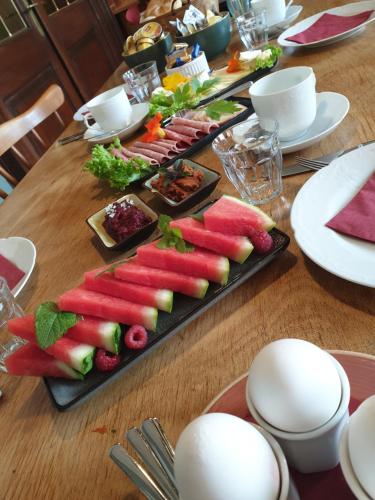 Opcije za doručak na raspolaganju gostima u objektu Gasthof Drei Linden
