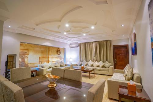salon z kanapą i stołem w obiekcie Meral Oasis Resort Taif w mieście Taif