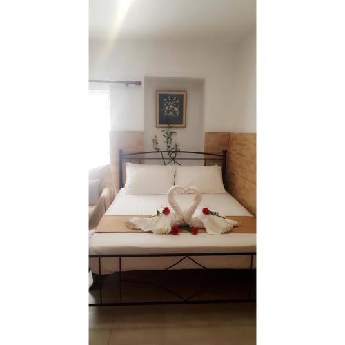 Katil atau katil-katil dalam bilik di Penny's studio in the heart of Poros