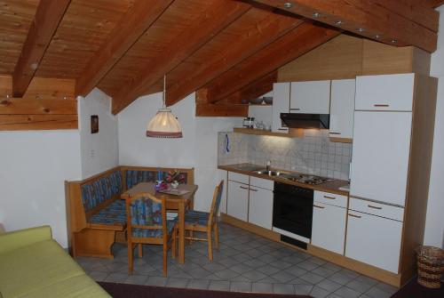 Una cocina o zona de cocina en Appartment & Taxi Tirana