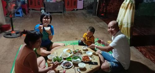 Επισκέπτες που μένουν στο Quang Thuận Bản Giốc Homestay