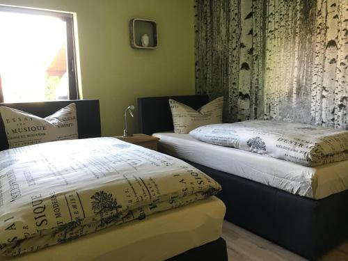 Ferienhaus Weinberg في فيرنيغيروده: سريرين يجلسان بجانب بعضهما البعض في غرفة