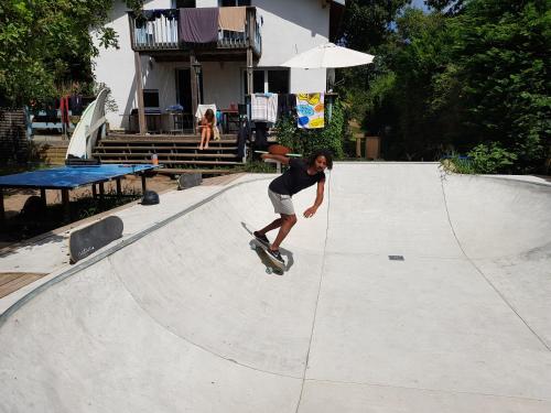 Tetamu yang menginap di Shifting Sands Surf Camp