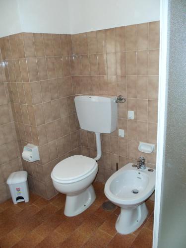 a bathroom with a toilet and a sink at Appartamento San Bastian in CastellʼAlfero