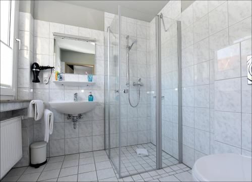 Un baño de City Hotel ApartM3 am Park