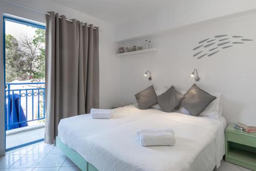 1 dormitorio con cama y ventana grande en Hotel Nathalie, en Ixia
