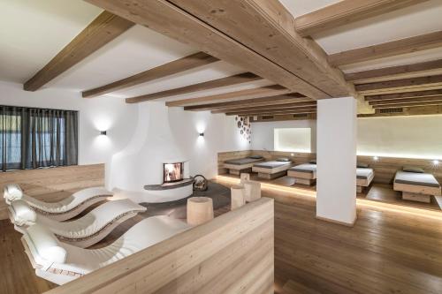 a living room with wooden ceilings and wooden floors at Sporthotel Sonne in Alpe di Siusi
