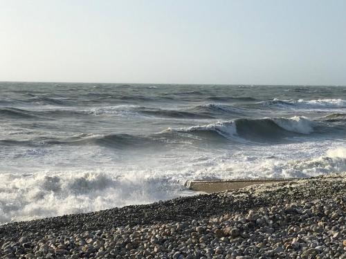 a rocky beach with waves and the ocean at la villa du clos avec "spa" in Cayeux-sur-Mer