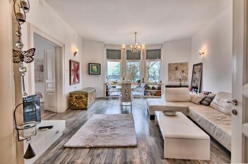 ein Wohnzimmer mit Sofa und Tisch in der Unterkunft Luxury with sea view in Pula