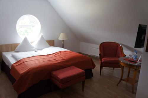 - une chambre avec un lit, une chaise et une fenêtre dans l'établissement Bukowa Przystań Barlinek, à Barlinek