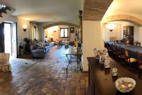 uma sala de estar com um sofá e uma mesa em Villa con piscina in Abruzzo - A 7 minuti dal Mare em Ripa Teatina